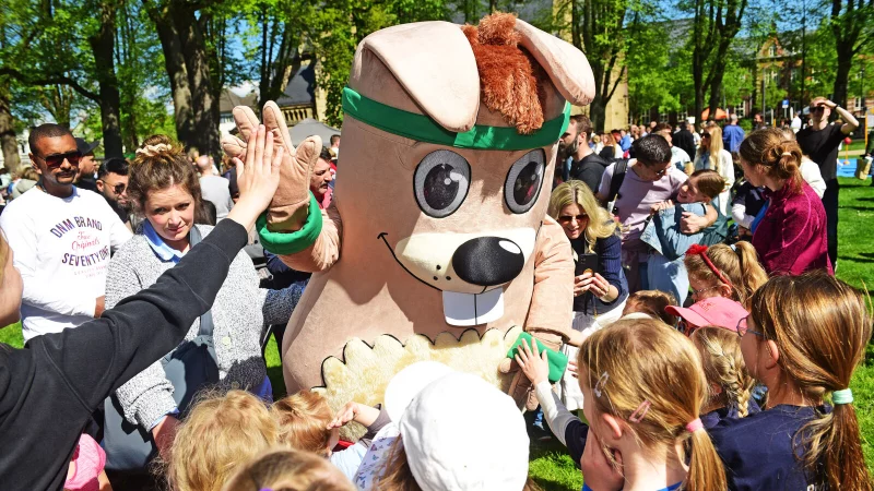Maskottchen "Hermi" motiviert beim Hermi-Lauf mit "High Fives". Die Nachwuchsförderung im Sport ist in Detmold breit aufgestellt. - © Archivfoto: Nicole Ellerbrake