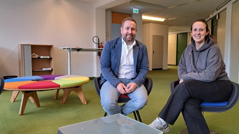 Bj&ouml;rn Schr&ouml;der (Leiter Ausl&auml;nderbeh&ouml;rde Kreis Lippe) und Jessica Keitel (Kommunales Integrationsmanagement Kreis Lippe) sehen das "Welcome-Center" als zukunfsweisend f&uuml;r die Integration ausl&auml;ndischer Fachkr&auml;fte. - &copy; Carolin Brokmann-F&ouml;rster