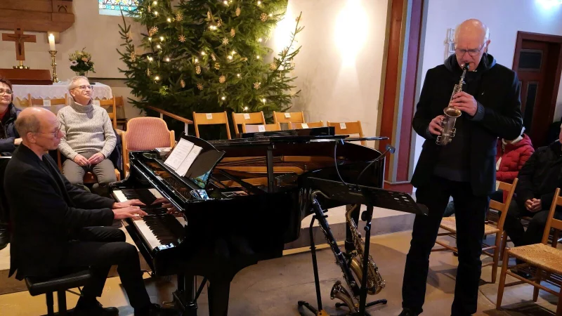 Matthias K&auml;mper (Klavier) und Andreas Gummersbach (Saxofon) erfreuen mit jazzig bearbeiteten Weihnachtsliedern. - &copy; Thomas Kr&uuml;gler