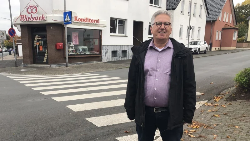 Dr. Johann Malcher steht an einem Zebrastreifen in der Heldmanstraße, für dessen Erhalt er am Beginn seines kommunalpolitischen Engagements erfolgreich gekämpft hat. - © Sven Kienscherf