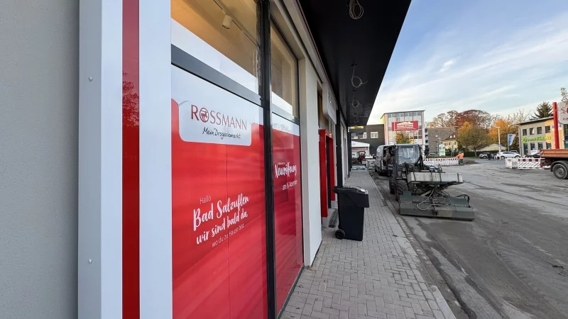 Die Rossmann-Filiale an der Hoffmannstra&szlig;e, in Blickrichtung hat Konkurrent "dm" bereits Anfang dieses Jahres er&ouml;ffnet. - &copy; Sven Kienscherf