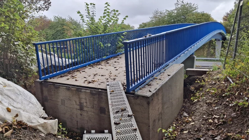 So präsentiert sich die "Schnapsbrücke" aktuell. Das Geländer ist zwar montiert, aber unter anderem fehlt die Anbindung an den Weg. Deswegen ist das rund 55 Meter lange Bauwerk über der A2 nach wie vor voll gesperrt. - © Katrin Klei