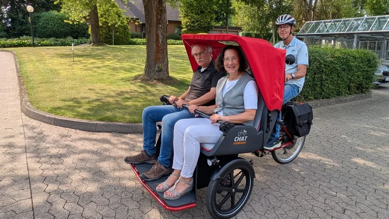 Probefahrt mit der neuen, zweiten Rikscha: Horst Kays (links) hat das Projekt Auf Achse unter dem Dach des Vereins Freundeskreis St. Loyen ins Leben gerufen. Thomas Laag tritt als Ehrenamtlicher in die Pedale; Gesch&auml;ftsf&uuml;hrerin Elisabeth Klennert freut sich f&uuml;r die Senioren. - &copy; Annika Langhagel