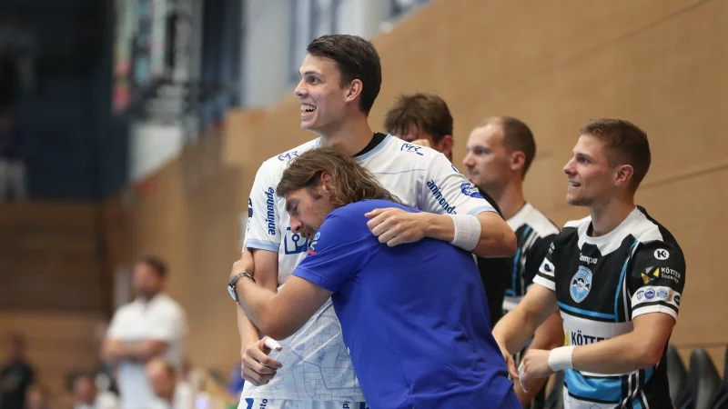 „Kuscheln“ unter Kontrahenten: Lemgos Frederik Simak tröstet Sebastian Hinze nach einer Schiedsrichter-Entscheidung, die nicht im Sinne des Eisenacher Trainers ausfiel. - © Jan Huebner