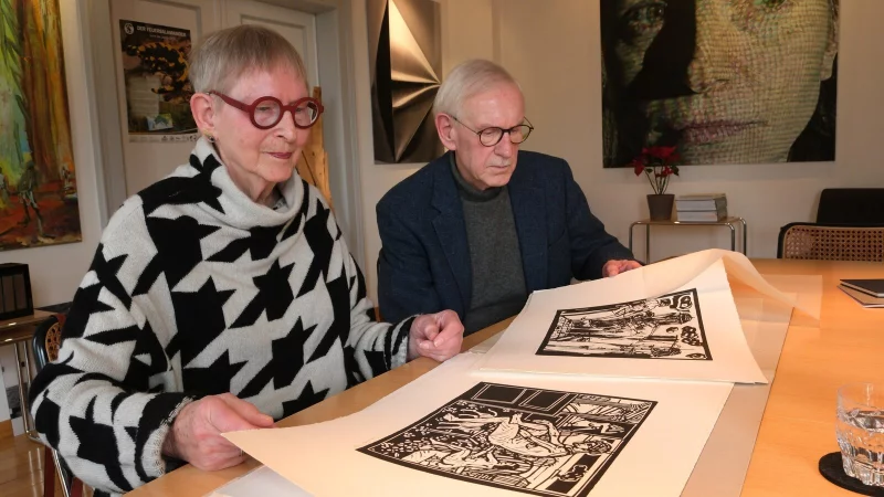 Brigitte Spethmann-Heitlage und Eckhard Heitlage betrachten in den R&auml;umen der Staff-Stiftung Drucke von Wilhelm Niem&ouml;ller. - &copy; Sven Koch