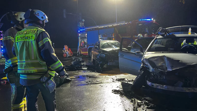 Auf der Rudolph-Brandes-Allee in Bad Salzuflen sind im Oktober zwei Fahrzeuge miteinander kollidiert. Die Feuerwehr ist mit rund 20 Einsatzkr&auml;ften vor Ort. - &copy; Foto: Daniel Hobein / Feuerwehr Bad Salzuflen
