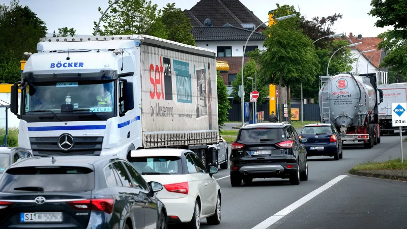 Sechs geplante Ortsumgehungen in OWL k&ouml;nnen nun weiter verfolgt werden, doch bei vielen d&uuml;rfte die Fertigstellung noch Jahre dauern. Dazu geh&ouml;rt auch die Entlastung der B64, die durch Herzebrock-Clarholz f&uuml;hrt. - &copy; Andreas Fr&uuml;cht