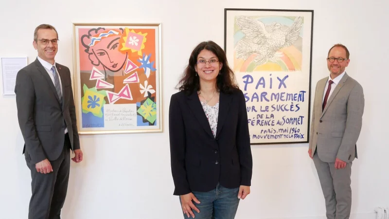 Künstlerplakate von Matisse und Picasso: Schieder-Schwalenbergs Bürgermeister Jörg Bierwirth, Dr. Mayarí Granados und Jörg Düning-Gast (von links) freuen sich über die hochkarätige Ausstellung 2020 in Schwalenberg. - © Archivfoto: Thomas Krügler