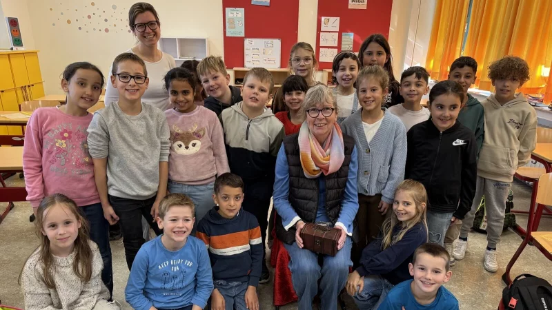 M&auml;rchenerz&auml;hlerin Ariane H&ouml;pker (Mitte) gelingt es, die Grundsch&uuml;ler f&uuml;r den Umgang mit Sprache zu begeistern. - &copy; Sandra Castrup