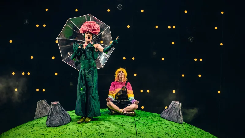 "Der Kleine Prinz" ist eine bildgewaltige Aufführung. Wer beim Preisausschreiben leer ausgeht, kann beim Kartenservice noch Restkarten ergattern. - © Landestheater Detmold/Marc Lontzek