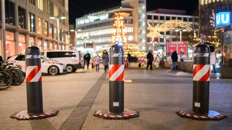 Sicherheitsmaßnahmen auf einem Weihnachtsmarkt: Poller als Schutz gegen Fahrzeugattacken, um die Sicherheit der Besucher zu gewährleisten. - © picture alliance/dpa