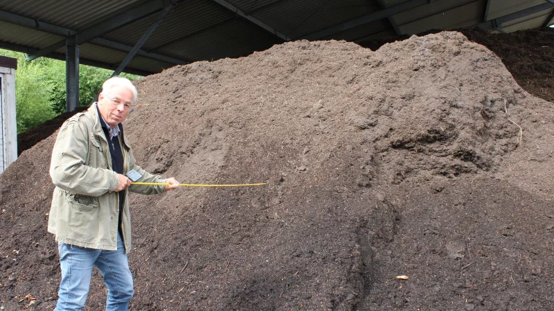 Friedrich Niedermeier misst die Temperatur des doppelt fein gesiebten Komposts – bei dieser Menge hält er über Wochen mehr als 70 Grad - © Chiara Wibbeke