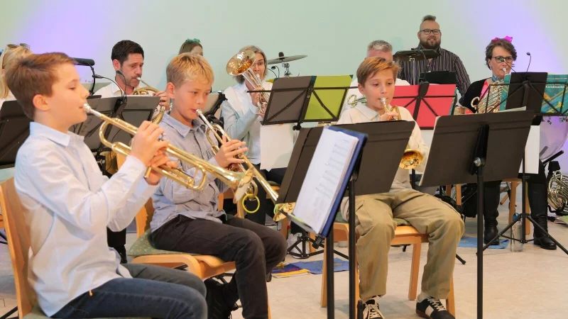 "Thank you for the music". Der CVJM-Posaunenchor begeistert beim Sommerkonzert in Pivitsheide unter Leitung von Matthias Kr&uuml;ger. Hier spielen schon die J&uuml;ngsten mit. - &copy; Thomas Kr&uuml;gler