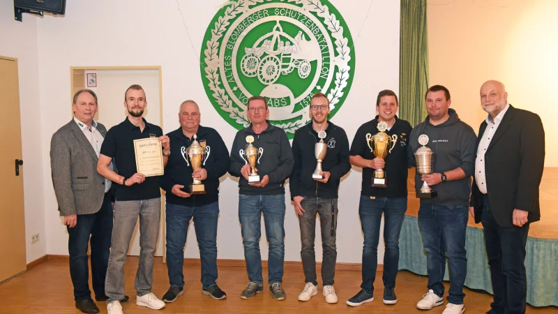 Oberst Peter Begemann (links) gratuliert den besten Sch&uuml;tzen: (von links) Marvin Keuper (Stuhlrott, 30-Liter-Fass), Thomas K&auml;mper (Stuhlrott, ABS-Wanderpokal), Winfried Masuhr (Stuhlrott, Volksbankpokal), Joel Gol&uuml;cke (Germaniarott,bester Sch&uuml;tze), Nico Borchelt (Rosenrott, Batillonspokal), Malte K&ouml;rber (Schlemperott, Oberst-Peter-Begemann-Pokal), Dirk Heistermann (2. Vorsitzende) - &copy; Nicole Ellerbrake