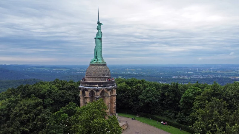 Das Hermannsdenkmal auf der Grotenburg bei Detmold. - &copy; Nicole Ellerbrake