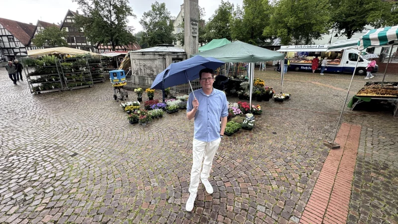 Auch im Regen hat der Markt f&uuml;r Christian M. Meinardus durchaus Charme. - &copy; Sven Kienscherf