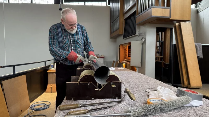 Werner Ullrich, Metallpfeifenmacher im Orgelbau, bei der filigranen Restaurierung einer Orgelpfeife in der Auferstehungskirche in Bad Salzuflen. - © Sven Kienscherf
