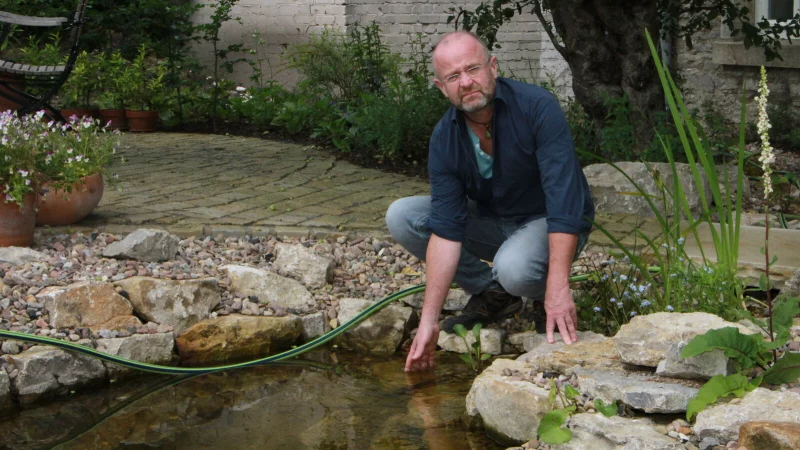 Matthias Lang ist sicher: ein kleiner Teich lässt sich in jedem Garten anlegen. - © Martin Hostert