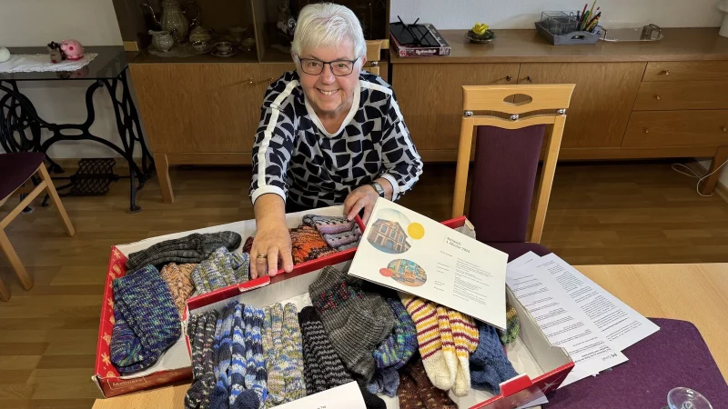 Renate Kleine ist durch das Handarbeiten zum Roten Kreuz gekommen und nun f&uuml;r ihr ehrenamliches Engagement zu den Feierlichkeiten zum "Tag der Deutschen Einheit" als Vertreterin aus Lippe nach Saarbr&uuml;cken eingeladen worden. - &copy; Sandra Castrup