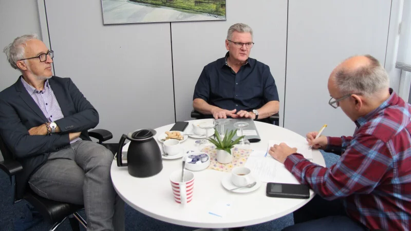 Der Präsident des Landessportbundes, Stefan Klett (Mitte), im Gespräch mit LZ-Sportredakteur Oliver König (rechts). Begleitet wurde Klett vom Pressesprecher des Landessportbundes, Frank-Michael Rall. - © Dirk Baldus