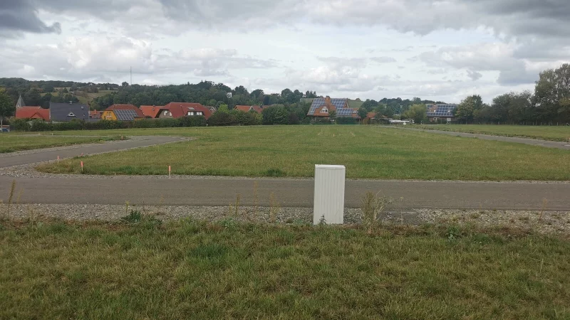 Stra&szlig;e da, H&auml;user bald auch: Die Gemeinde Extertal meldet eine hohe Nachfrage nach Grundst&uuml;cken im Almenaer Neubaugebiet "Siekbach II". - &copy; Sylvia Frevert