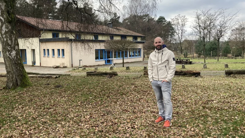 Philipp Gorray engagiert sich im Vorstand der Gemeinschaft f&uuml;r Naturschutz Senne und OWL, die auf dem Gel&auml;nde auch ein Umweltbildungszentrum unterh&auml;lt. - &copy; Cordula Gr&ouml;ne