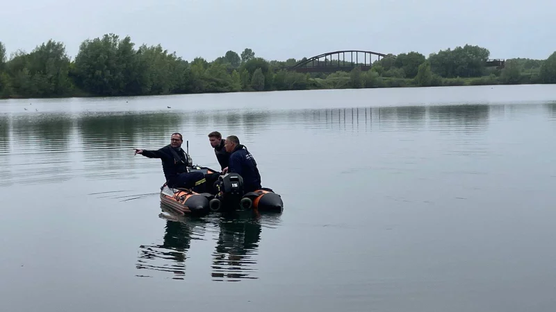 Die Tauchergruppe der Feuerwehr Petershagen war mit ihrem Sonarboot im Einsatz. - &copy; Jan Henning Rogge