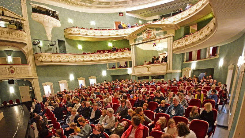 Das Landestheater Detmold begeistert - wie hier bei der LZ-Sondervorstellung von Erich Kästners Stück "Konferenz der Tiere" - die kleinen und großen Zuschauer. - © Archivfoto: Nicole Ellerbrake