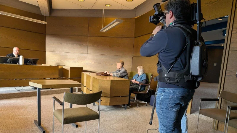 Das Ehepaar P. im Saal 200 des Lemgoer Amtsgerichts, auch ein Kamerateam ist vor Ort. Der stellvertretende Direktor, Richter Ulrich Heistermann (links), f&uuml;hrt die Verhandlung. - &copy; Annika Langhagel