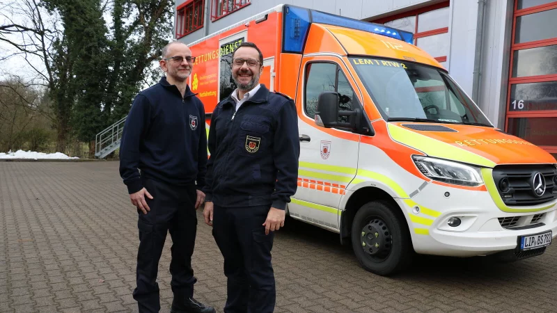 Daniel Fischer (links), ehemaliger Chefarzt der Notaufnahmen am Klinikum Lippe, ist seit Januar nun hauptamtlich als &Auml;rztlicher Leiter des Rettungsdienstes beim Kreis Lippe t&auml;tig. Sascha Medina ist als kommissarischer Leiter des Bev&ouml;lkerungsschutzes froh &uuml;ber den festen Zuwachs im Team. - &copy; Janet K&ouml;nig
