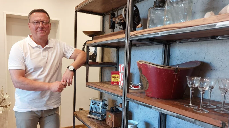 Marco Müllers hat sich für das Interview sein Zuhause als Lieblingsort ausgesucht. Das Haus in Schieder hat er vor Kurzem erst umgebaut. - © Michaela Weiße