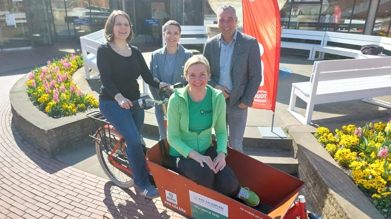 Begutachten das neue Leih-Rad der Tourist-Info: (von links) Susanne Lübker, Klimaschutzbeauftragte der Stadt Bad Salzuflen, Annemarie Teichgräber, Leitung Tourist-Information, Kathrin Lutterbeck , Vorstandsmitglied Ortsgruppe Bad Salzuflen vom BUND und Bürgermeister Dirk Tolkemitt. - © BUND Bad Salzuflen