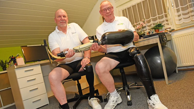 Rainer Lütkemeyer aus Bad Salzuflen (links) und Rolf Brakemeier aus Lemgo wollen anderen Menschen mit Bein und Armamputationen helfen. - © Nicole Ellerbrake