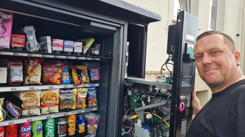 Immer mal wieder schaut Henrik Bellwidt nach dem Rechten. Dem Automaten vor seinem Haus am Lehmbrink 28 sollen weitere folgen. - &copy; Marianne Schwarzer