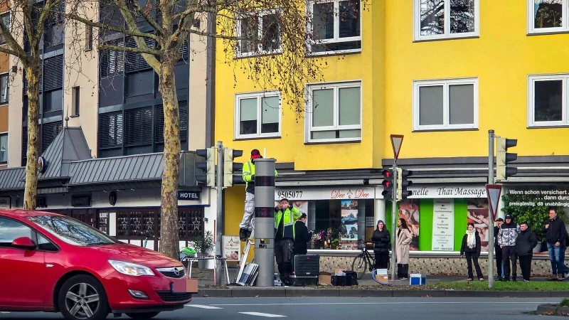 An der neuen Blitzersäule in der Herforder Innenstadt wird gearbeitet. Arbeiter haben unter anderem die Kameratechnik installiert. - © Kathrin Weege