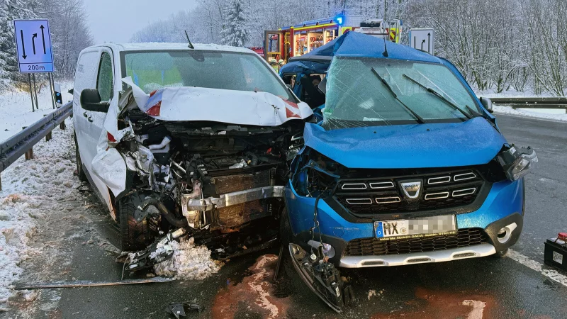 Auf der glatten Fahrbahn der B64 am Stellberg geriet der Dacia Lodgy aus dem Kreis H&ouml;xter ins Schleudern und kollidierte mit dem entgegenkommenden Transporter. - &copy; Ralph Meyer