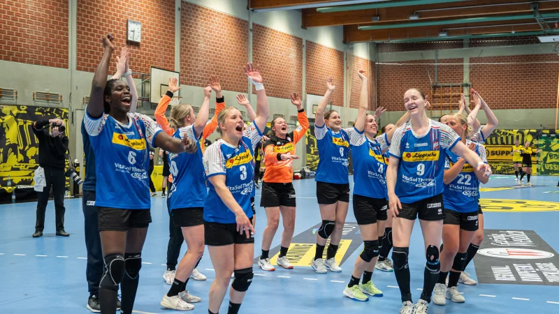 Die Spielerinnen jubeln nach dem Sieg gegen Borussia Dortmund. - © Timon Peters