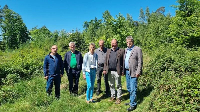 Zusammen gegen die Windkraft auf der Gauseköte stehen (von links) Nico Bachus (Online-Petition), Hans-Jürgen Wessels (FV Nationalpark Senne-Eggegebirge), Brigitte Scheuer (Lippischer Heimatbund), Stephan Culemann (BUND Lippe), Karsten Otte (Bezirkskonferenz Natur OWL) sowie Bernd Milde (NABU Lippe). Es fehlt aus terminlichen Gründen Klaus Hansen (Fördervereinsvorsitzender Adlerwarte Berlebeck). - © BUND