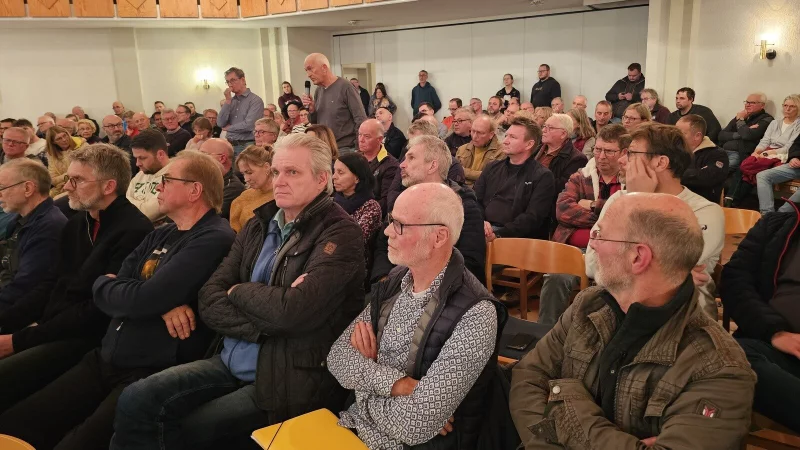 Die Kirche in Kachtenhausen war voll, um die 200 Leute waren zum Info-Abend gekommen. Sie wurden von der B&uuml;rgerenergiegenossenschaft Lage informiert und konnten ihre Bedenken gegen die geplanten Windr&auml;der am Langen Kamp vortragen. - &copy; Astrid Sewing