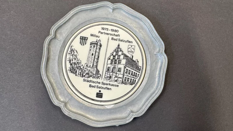 Das Geschirrteil erinnert an das fünfjährige Bestehen der Städtepartnerschaft zwischen Bad Salzuflen und Millau 1980. - © Sven Kienscherf