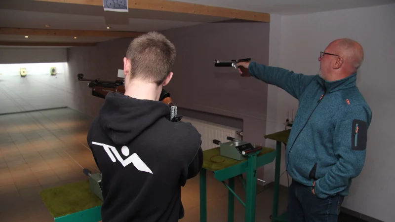 Vorsitzender Dominik Kuhn (links) und sein Stellvertreter Klaus-Jürgen Forth an der Schießanlage, die modernisiert werden soll. - © Nadine Uphoff