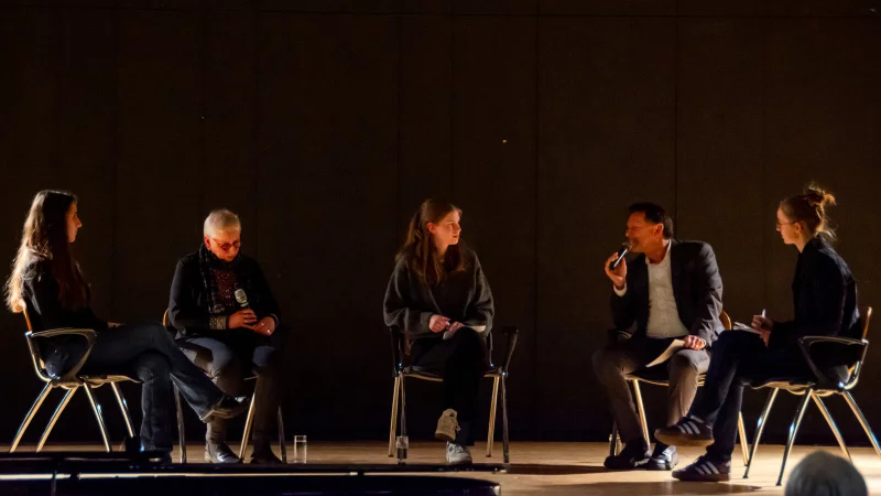 Leonore von Blanckenburg (von links), Petra H&ouml;lscher (Vorsitzende Christlich-J&uuml;dische Zusammenarbeit), Henriette Westphal, B&uuml;rgermeister Frank Hilker und Alicia Wenzel diskutieren auf der B&uuml;hne &uuml;ber die Behandlung des Holocausts im Schulunterricht. - &copy; Raphael Bartling