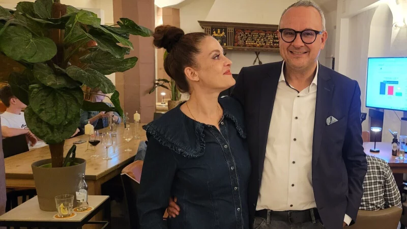 Markus Baier mit Ehefrau Maike am Wahlabend. Er bleibt B&uuml;rgermeister und setzt sich mit 57,8 Prozent der Stimmen durch. - &copy; Katrin Kantelberg