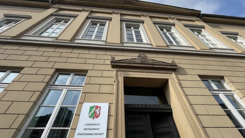 Vor dem Amtsgericht Detmold muss sich eine 44-Jährige verantworten, die einen Pensionär um sein Erspartes gebracht haben soll. - © Silke Buhrmester