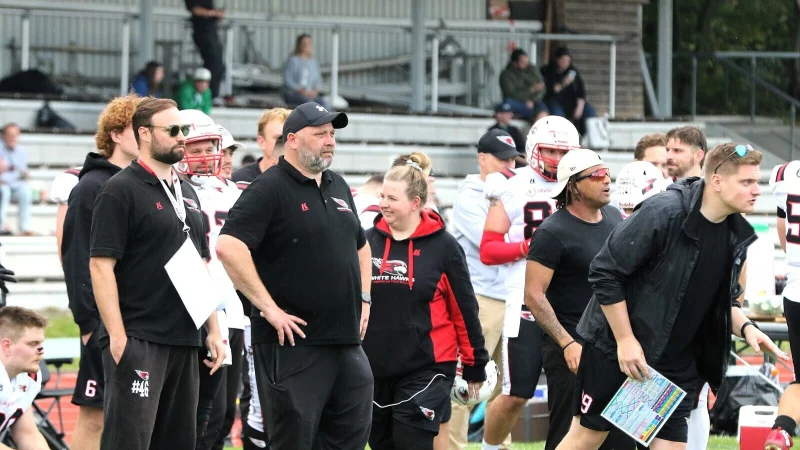 Ein aufregendes Spiel sah das Trainerteam der White Hawks um Mike Schmieder (Zweiter von links). - © Oliver König