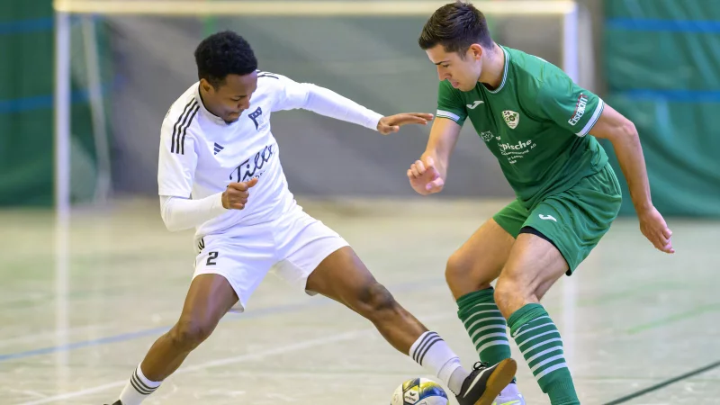 Spannende Duelle: Amadou Lamarana Diallo (TuS Horn-Bad Meinberg, links) k&auml;mpfte in der Vorrunde mit seinem Kontrahenten Louis Hilker von der SG Belle-Cappel-Leopoldstal um den Ball. - &copy; Egon Penner