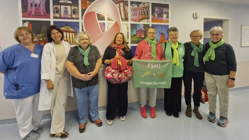 Bei der &Uuml;bergabe der pinken "Sorgenw&uuml;rmer" (von links): Brustkrebs-Pflegefachkraft Simone Sasse, Ober&auml;rztin Dr. Nina Pauly, Erika H&auml;ntzschl (Frauenselbsthilfe bei Krebs, FSH), Initiatorin Sabine Mirbach, Anke Theiler, Carola Schneidewind, Maria Krenkenberg und Brigitte D&uuml;llmann (alle FSH-Gruppe Detmold). - &copy; Klinikum Lippe