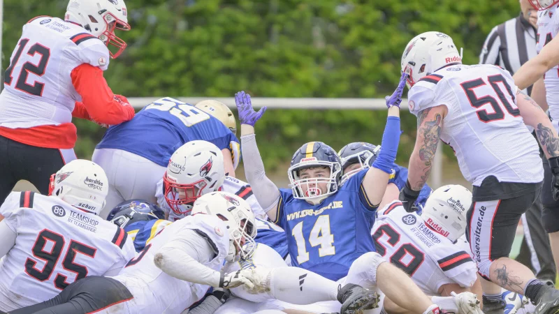 Umzingelt: Der Dortmunder Peter Leonard Hollmann (blau, 14) wird vom Kollektiv der White Hawks ausgebremst. - &copy; Egon Penner