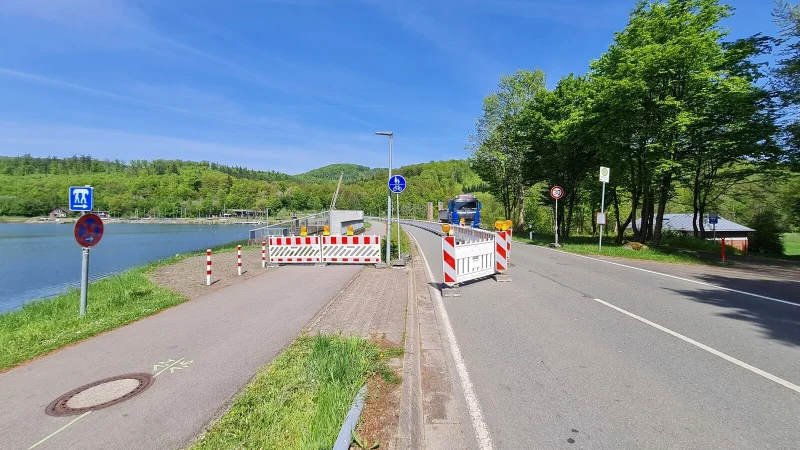 Eine Fahrbahn auf dem Staudamm in Glashütte ist auf der Seeseite gesperrt, um Radfahrer und Fußgänger sicher über die Emmer zu bringen. Denn im Bereich des Radweges und des Fußgängerweges muss die Brückenplatte neu abgedichtet werden, damit das Staubauwerk keinen Schaden nimmt.?Foto: Marianne Schwarzer - © Marianne Schwarzer