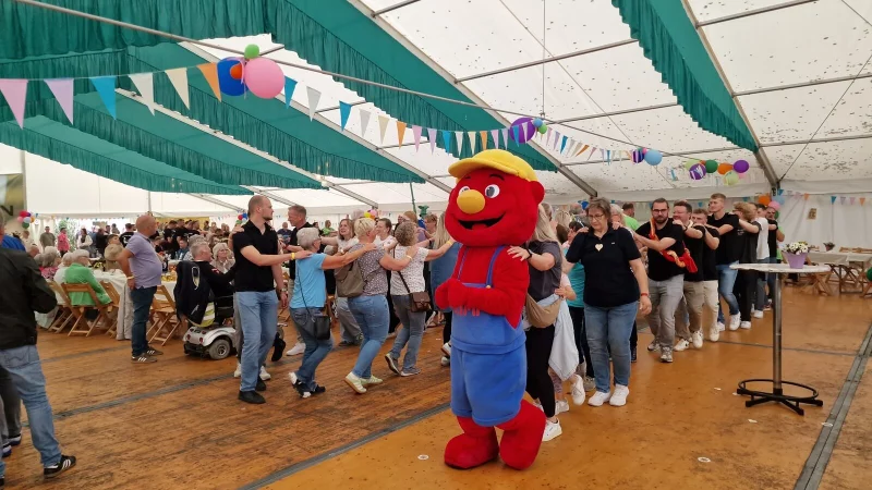 Polonaise durch das Festzelt in Hohenhausen - angeführt von "Heimi", dem Maskottchen. - © Nadine Uphoff